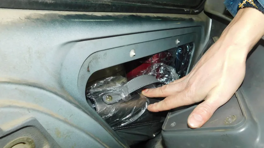 Беларуска схавала ў “Рэно” 24 сумкі, якія купіла ў Польшчы (фота, відэа)