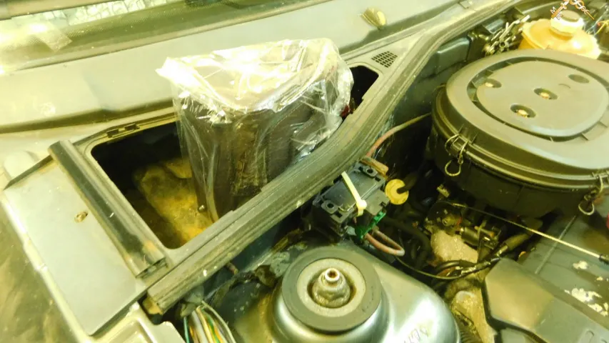 Беларуска схавала ў “Рэно” 24 сумкі, якія купіла ў Польшчы (фота, відэа)