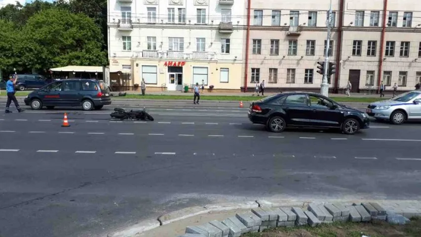 У Мінску 21-гадовая матацыклістка трапіла пад аўтамабіль (фота)