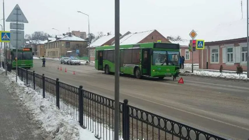 У Пінску аўтобус збіў жанчыну і сутыкнуўся з легкавіком