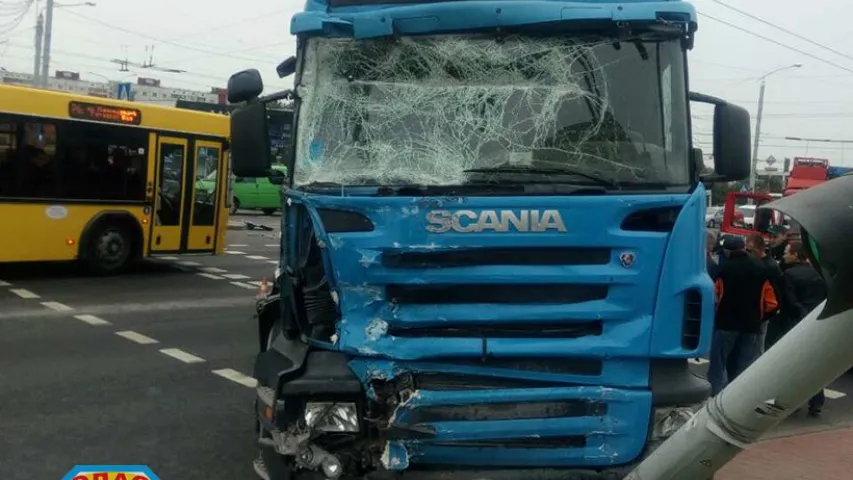 "Мінсктранс": У ДТЗ з удзелам грузавіка і тралейбуса пацярпелі 5 чалавек