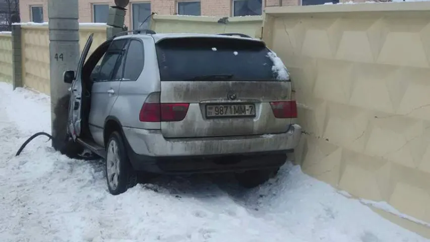 У Мінску BMW X5 вылецеў з дарогі і захрас паміж слупом і плотам (фота)