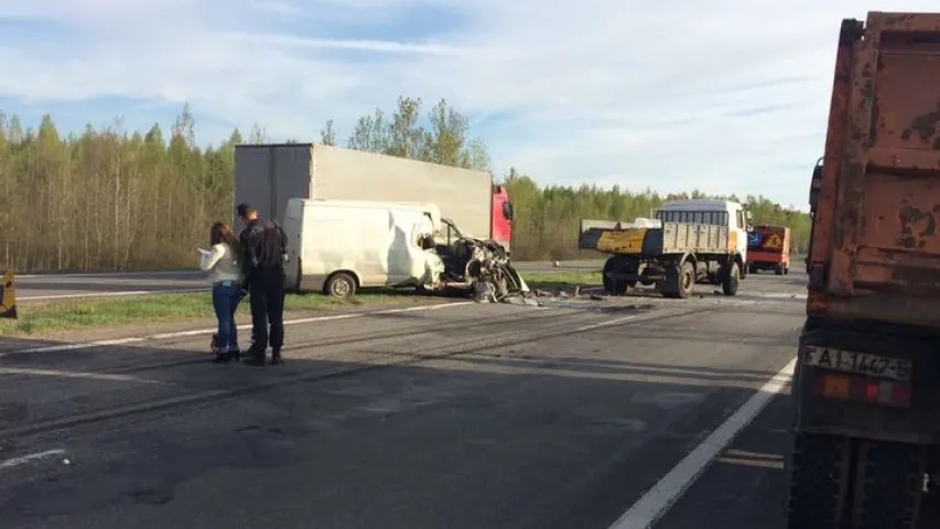 Пад Барысавам два мікрааўтобусы ўрэзаліся ў МАЗ прыкрыцця дарожнікаў