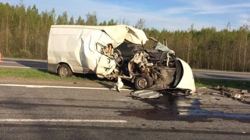 Пад Барысавам два мікрааўтобусы ўрэзаліся ў МАЗ прыкрыцця дарожнікаў
