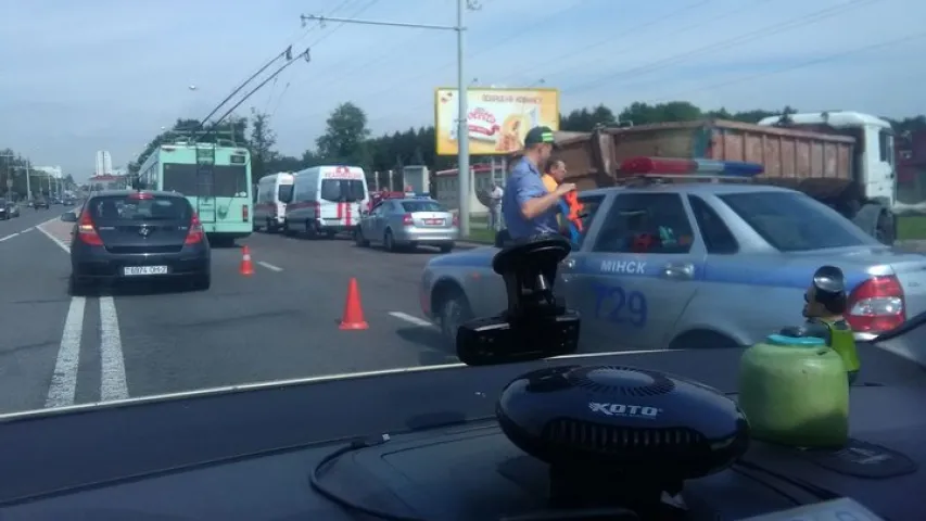 У Мінску грузавік сутыкнуўся з тралейбусам, пацярпелі восем чалавек