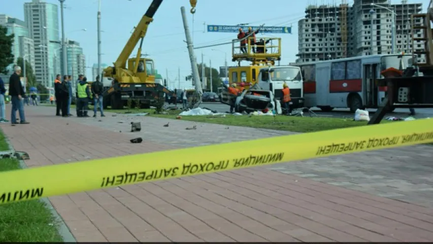 Страшнае ДТЗ у Мінску: машына ўрэзалася ў слуп і згарэла
