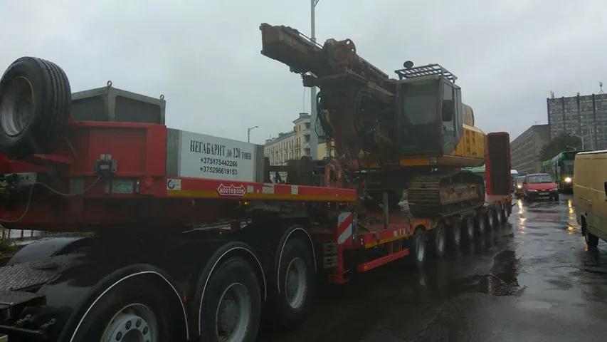 У Мінску цягач з буравой устаноўкай стралой пашкодзіў пуцеправод (фота)