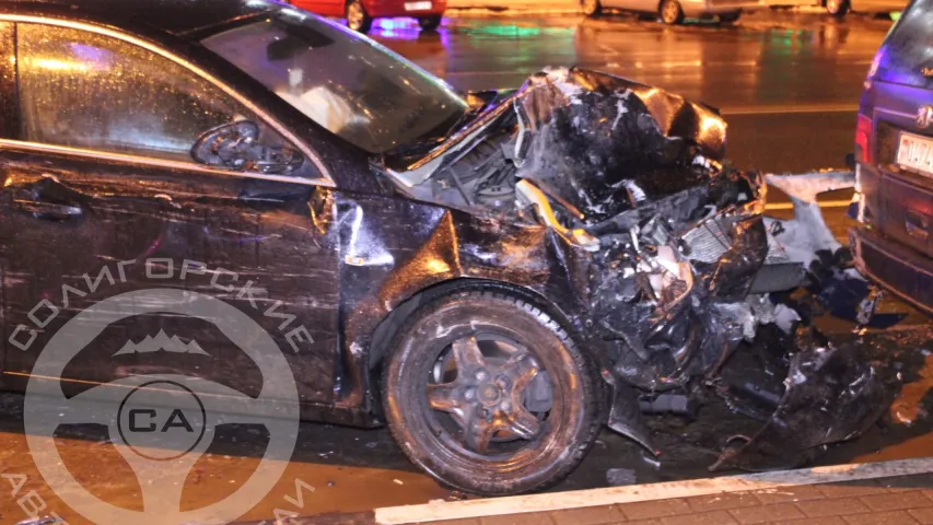 П'яны кіроўца на Opel пратараніў 10 машын, ёсць пацярпелыя (фота)