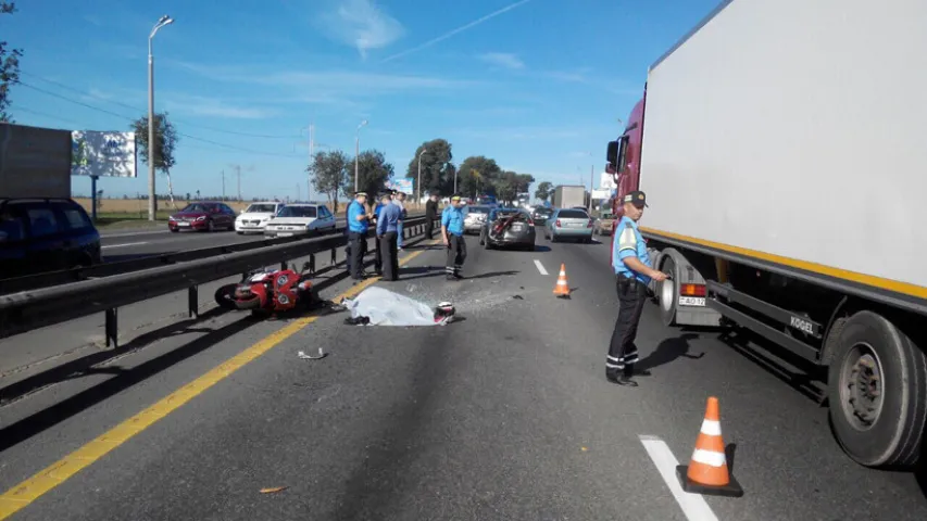 Сёння на МКАД матацыкл сутыкнуўся з легкавіком, адзін загінулы