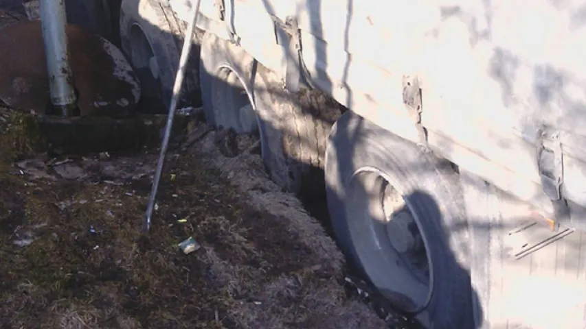 У Заслаўі фура з 14 тонамі шкла трапіла ў калодзеж (фота)