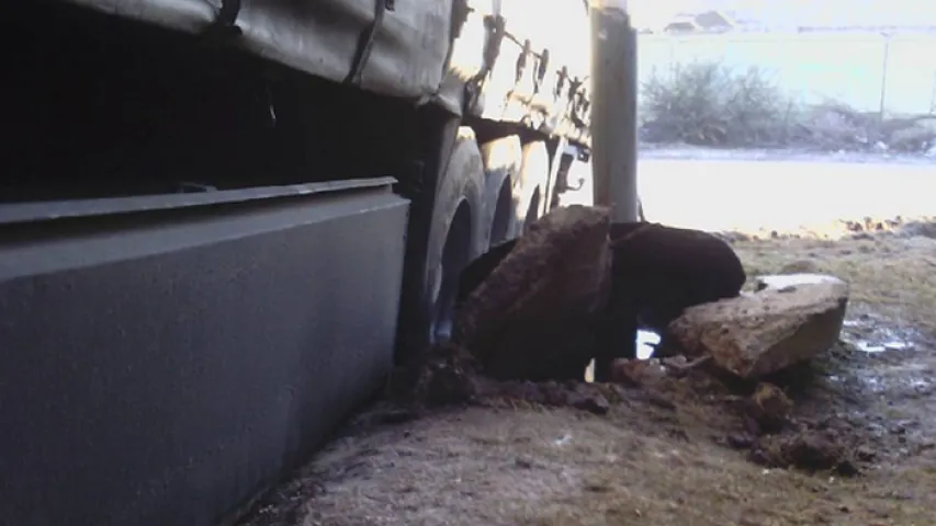 У Заслаўі фура з 14 тонамі шкла трапіла ў калодзеж (фота)