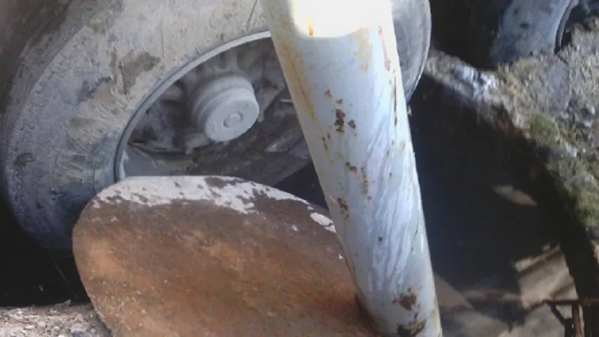 У Заслаўі фура з 14 тонамі шкла трапіла ў калодзеж (фота)