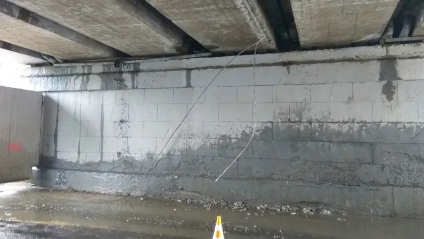 У Мінску цягач з буравой устаноўкай стралой пашкодзіў пуцеправод (фота)