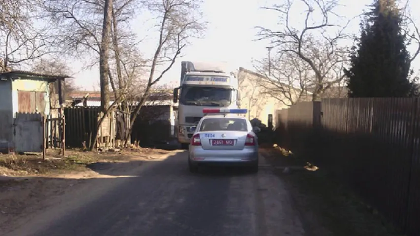 У Заслаўі фура з 14 тонамі шкла трапіла ў калодзеж (фота)