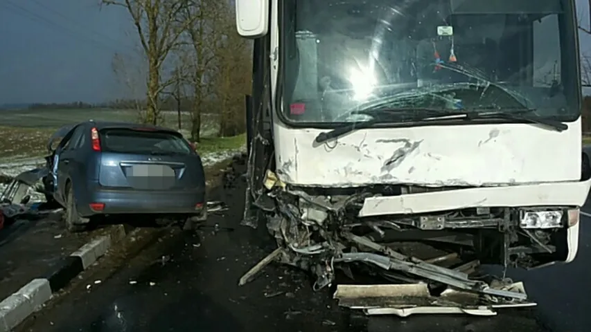 Пад Мінскам Ford Focus трапіў пад аўтобус, загінула жанчына-кіроўца