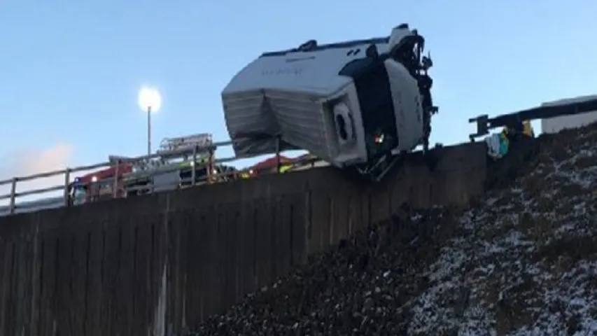 У Брытаніі паліцыянт утрымаў рукамі машыну, якая ледзь не ўпала з моста