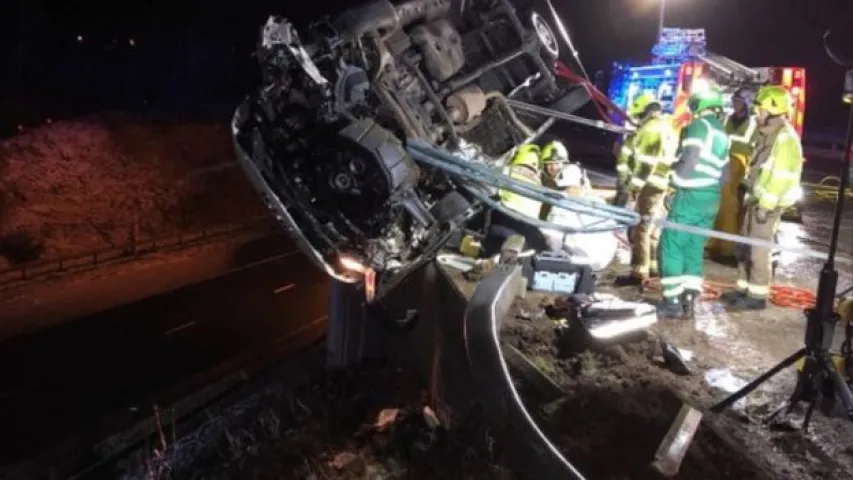 У Брытаніі паліцыянт утрымаў рукамі машыну, якая ледзь не ўпала з моста