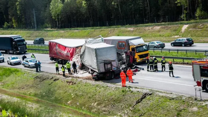 Беларускі кіроўца фуры трапіў ў аварыю у Польшчы: ад удару зляцела кабіна