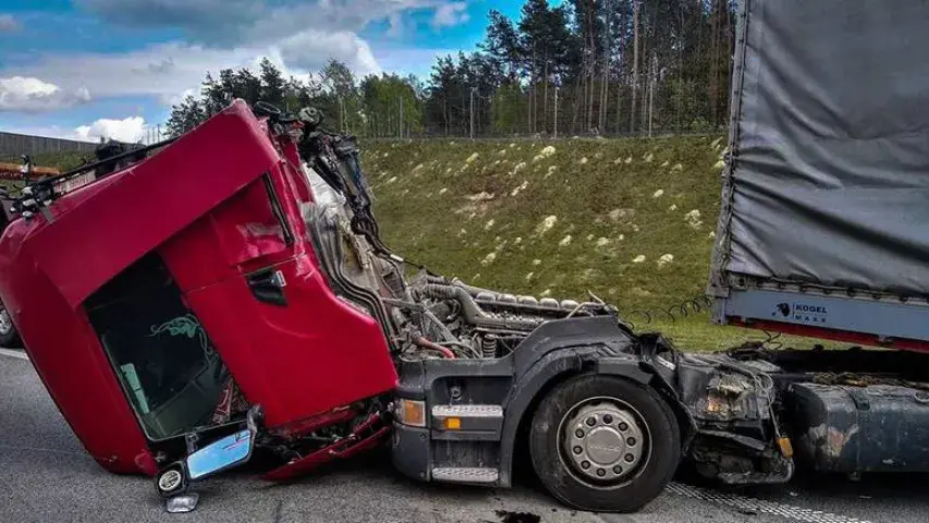 Беларускі кіроўца фуры трапіў ў аварыю у Польшчы: ад удару зляцела кабіна