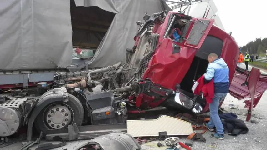 Беларускі кіроўца фуры трапіў ў аварыю у Польшчы: ад удару зляцела кабіна