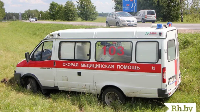 Каля Маладзечна “хуткая” апынулася ў кювеце, ёсць пацярпелыя (фота)