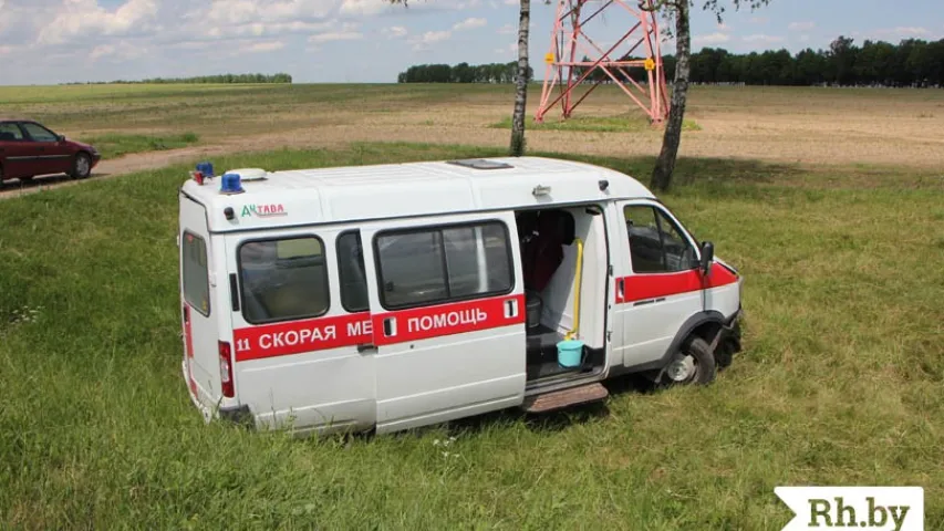 Каля Маладзечна “хуткая” апынулася ў кювеце, ёсць пацярпелыя (фота)