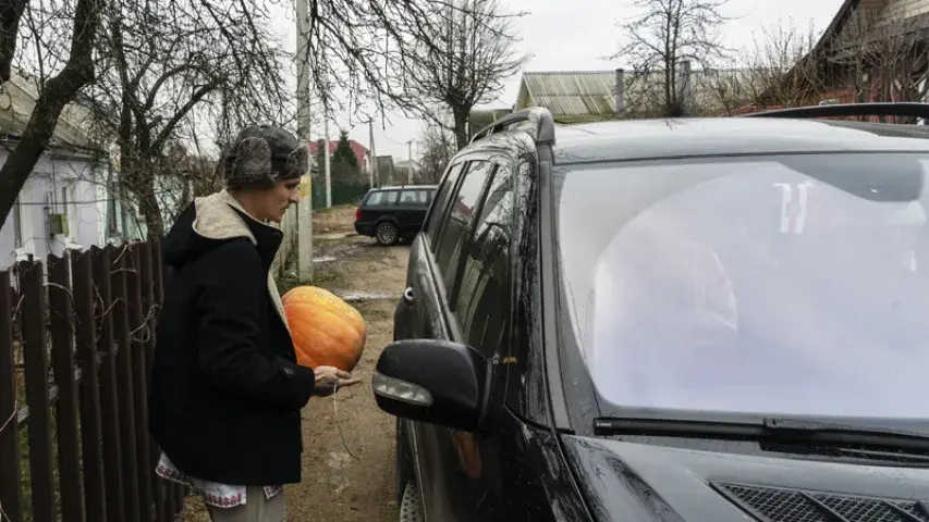 Беларускі ў нацыянальных строях прынеслі гарбуз да амбасады Расіі