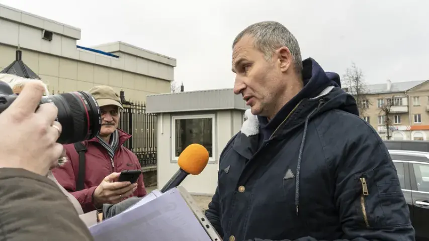 Беларускі ў нацыянальных строях прынеслі гарбуз да амбасады Расіі