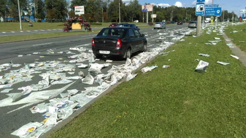 На выездзе з Мінска на дарозе валяліся тысячы "Советской Белоруссии" (фота)