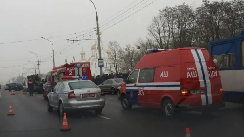 У Брэсце "Жыгулі" сутыкнуліся з грузавіком, кіроўца легкавіка ў рэанімацыі