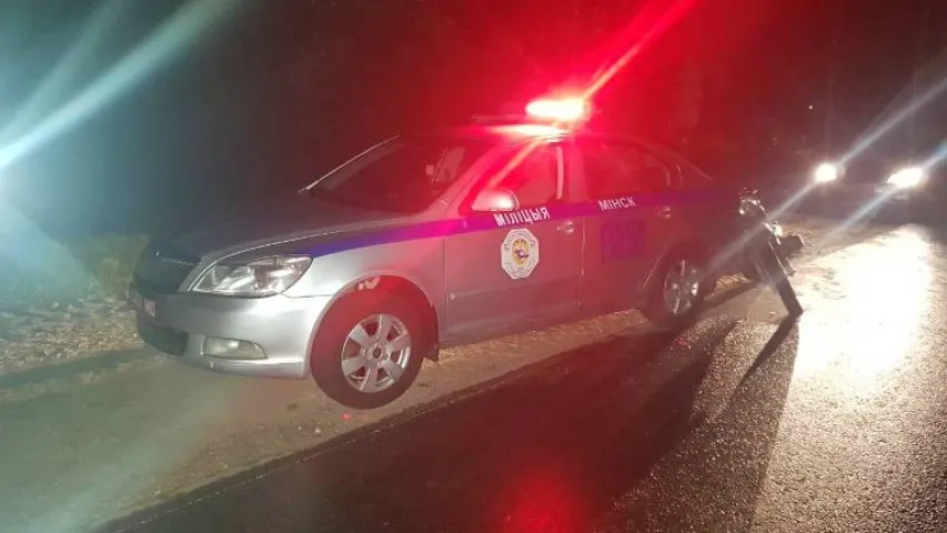 У Заслаўі п'яны школьнік на матацыкле пашкодзіў аўтамабіль ДАІ (фота)