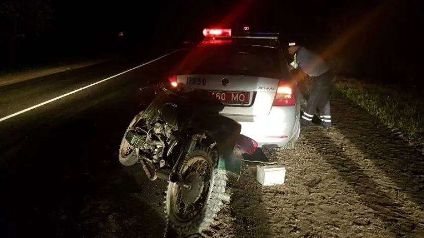 У Заслаўі п'яны школьнік на матацыкле пашкодзіў аўтамабіль ДАІ (фота)