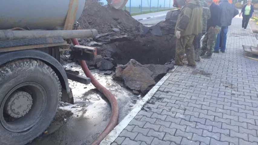 У Лагойску ліквідавалі наступствы аварыі, халодная вада з’явілася ў жылых дамах