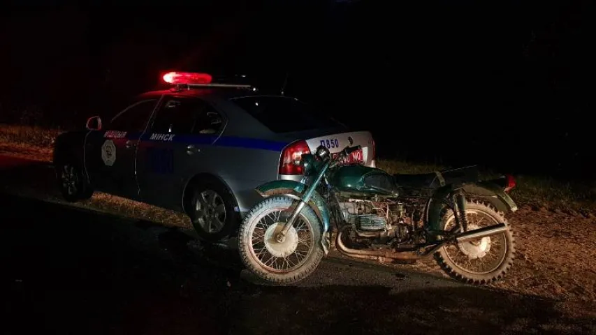 У Заслаўі п'яны школьнік на матацыкле пашкодзіў аўтамабіль ДАІ (фота)