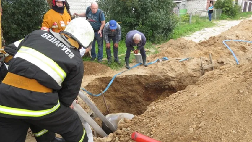 У Мядзеле ратавалі мужчыну, якога засыпала ў траншэі (фота)