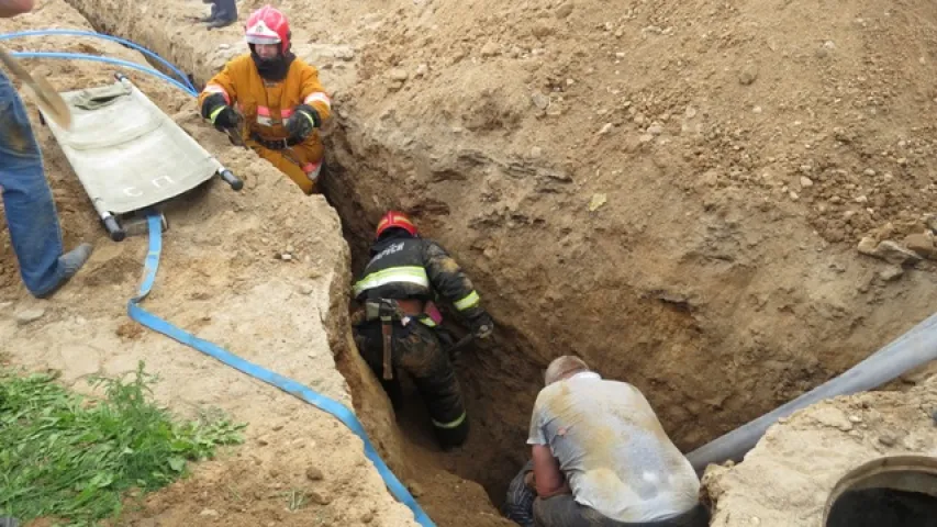 У Мядзеле ратавалі мужчыну, якога засыпала ў траншэі (фота)