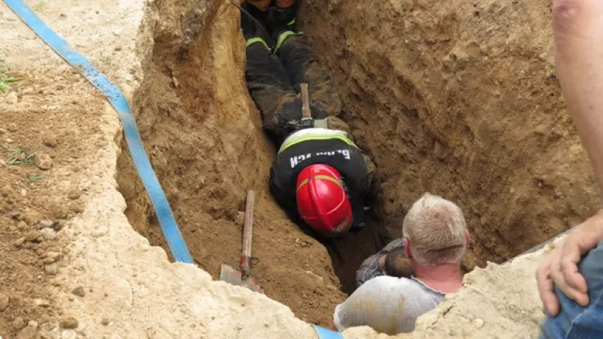 У Мядзеле ратавалі мужчыну, якога засыпала ў траншэі (фота)