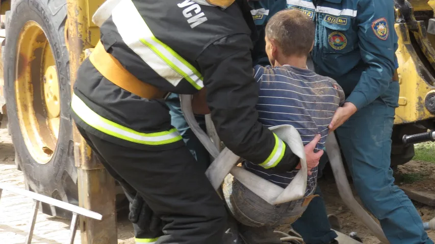 У Мядзеле ратавалі мужчыну, якога засыпала ў траншэі (фота)