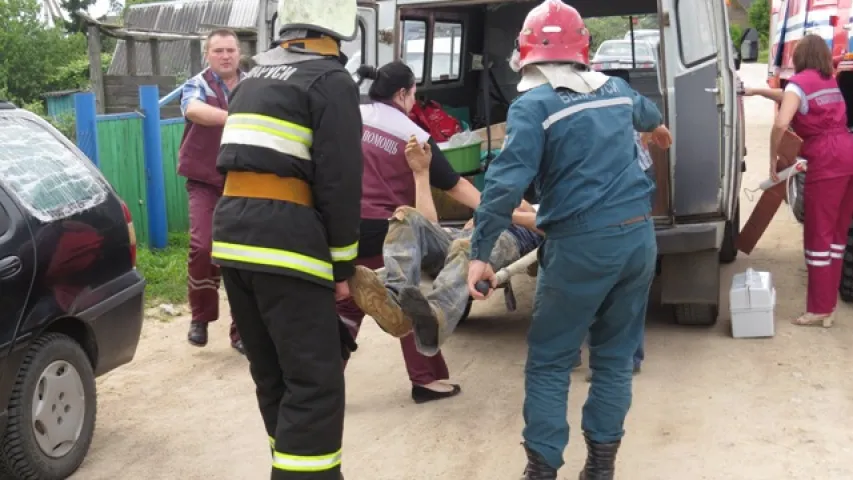 У Мядзеле ратавалі мужчыну, якога засыпала ў траншэі (фота)