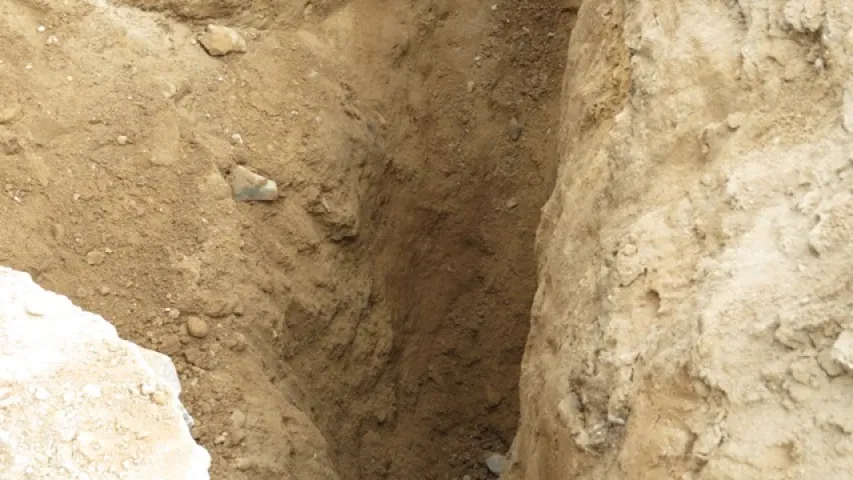 У Мядзеле ратавалі мужчыну, якога засыпала ў траншэі (фота)