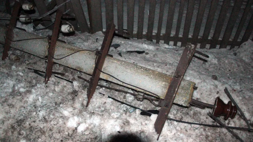 У Баранавічах "Аўдзі" знесла слуп, плот, перакулілася і спынілася ля дома. Фота