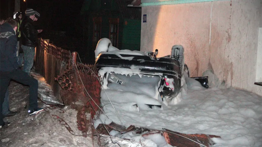 У Баранавічах "Аўдзі" знесла слуп, плот, перакулілася і спынілася ля дома. Фота