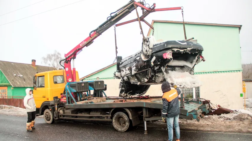 У Баранавічах "Аўдзі" знесла слуп, плот, перакулілася і спынілася ля дома. Фота