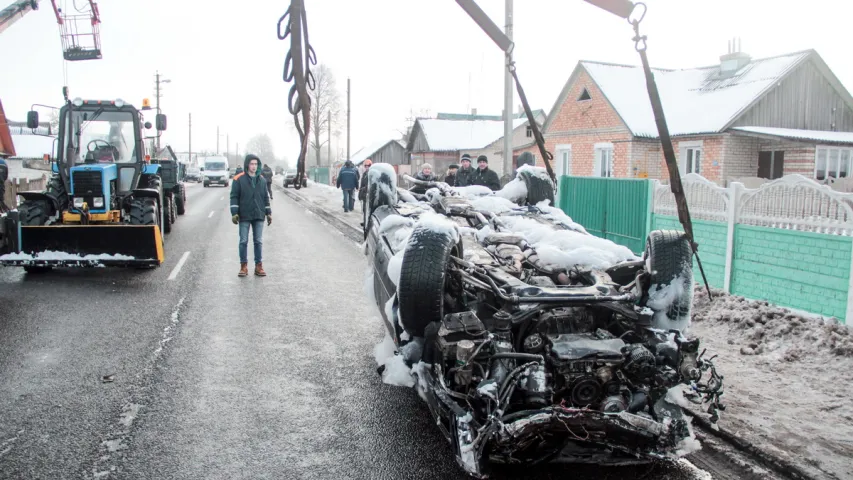 У Баранавічах "Аўдзі" знесла слуп, плот, перакулілася і спынілася ля дома. Фота
