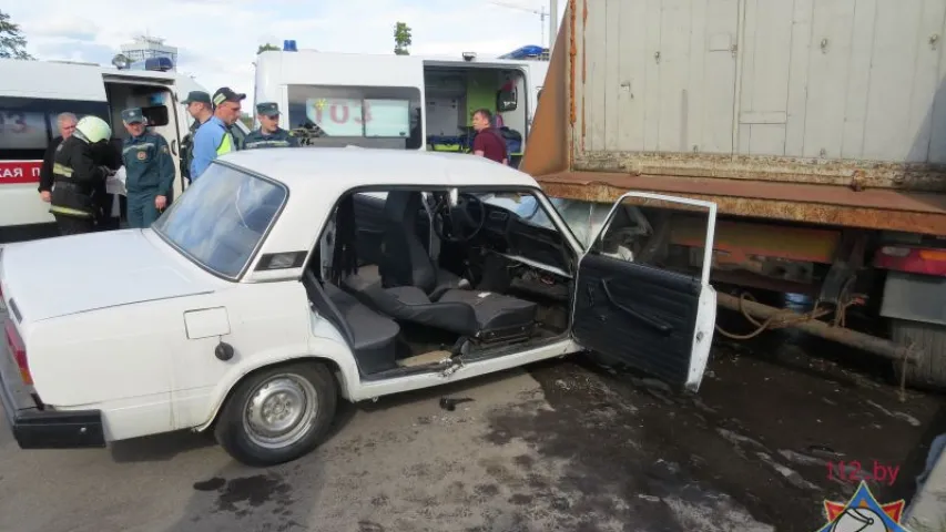 У Мінску легкавік, у якім міліцыя везла затрыманага, трапіў пад фуру (фота)