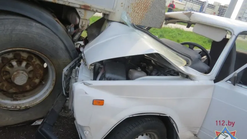 У Мінску легкавік, у якім міліцыя везла затрыманага, трапіў пад фуру (фота)