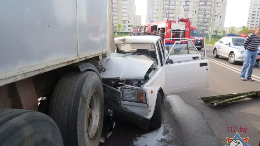 У Мінску легкавік, у якім міліцыя везла затрыманага, трапіў пад фуру (фота)