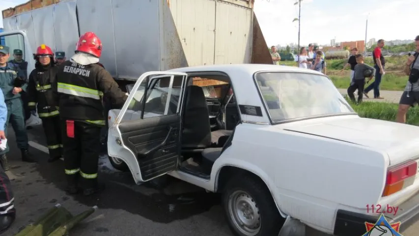 У Мінску легкавік, у якім міліцыя везла затрыманага, трапіў пад фуру (фота)