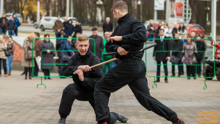 На выставе ў Мінску міліцыя раструшчыла двух "чалавек" (фота)