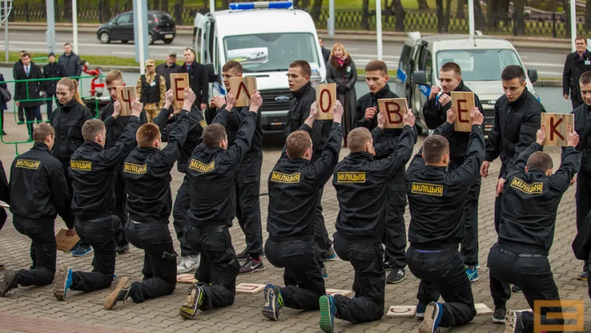 На выставе ў Мінску міліцыя раструшчыла двух "чалавек" (фота)